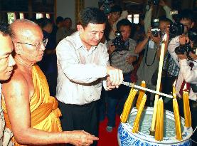 Thai Buddhists pray Premier Thaksin remains in office